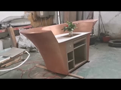 تم تركيب النحت التجريدي البرونزي